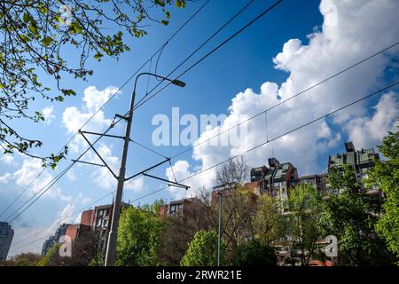 Bild von alten Wohntürmen in Banjica, Belgrad, Serbien. Banjica ist ein städtisches Viertel von Belgrad, der Hauptstadt Serbiens. Es ist di Stockfoto