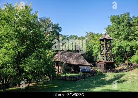 Bild einer alten serbischen Holzkirche auf dem Land Serbiens, in Banat, in devojacki bunar. Devojački Bunar ist eine kleine Siedlung in Serbien. I Stockfoto
