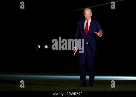 Washington, Usa. September 2023. US-Präsident Joe Biden geht auf dem South Lawn des Weißen Hauses spazieren, nachdem er am Mittwoch, den 20. September 2023, auf Marine One in Washington, DC angekommen ist. Biden hat gestern die Staats- und Regierungschefs der Welt aufgefordert, sich in ihrem Kampf um die Ausweisung russischer Truppen an die Ukraine zu halten, auch wenn die Verbündeten Kiews sagten, dass sie nun erwarten, dass der Krieg noch Jahre dauern wird. Foto von Ting Shen/UPI Credit: UPI/Alamy Live News Stockfoto