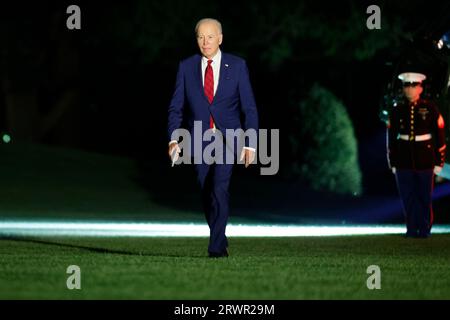 Washington, Usa. September 2023. US-Präsident Joe Biden geht auf dem South Lawn des Weißen Hauses spazieren, nachdem er am Mittwoch, den 20. September 2023, auf Marine One in Washington, DC angekommen ist. Biden hat gestern die Staats- und Regierungschefs der Welt aufgefordert, sich in ihrem Kampf um die Ausweisung russischer Truppen an die Ukraine zu halten, auch wenn die Verbündeten Kiews sagten, dass sie nun erwarten, dass der Krieg noch Jahre dauern wird. Foto von Ting Shen/UPI Credit: UPI/Alamy Live News Stockfoto