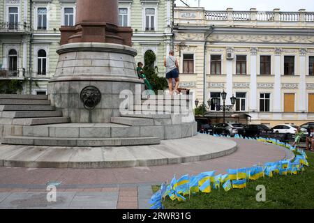 Odessa, Ukraine. September 2023. Allgemeine Ansicht des Ortes, an dem ein Denkmal für die Gründer von Odessa (russische Kaiserin Katharina II) mit ukrainischen Flaggen mit den Namen der gefallenen Soldaten der ukrainischen Streitkräfte stand. Quelle: SOPA Images Limited/Alamy Live News Stockfoto
