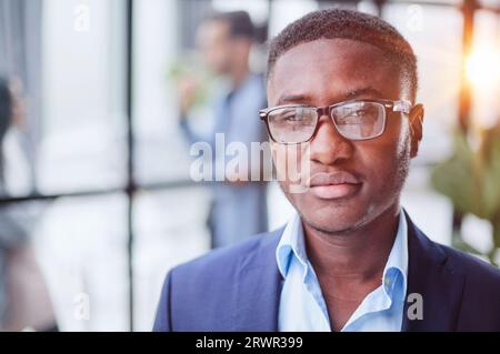 Attraktiver junger Mann im Designbüro, der vor der Kamera posiert Stockfoto