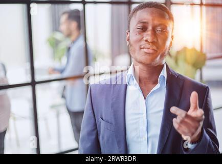 Reifer afroamerikanischer Geschäftsmann am Arbeitsplatz. Stockfoto