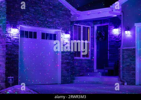 Dunkelblaues weihnachtliches Haus in der Nacht Stockfoto