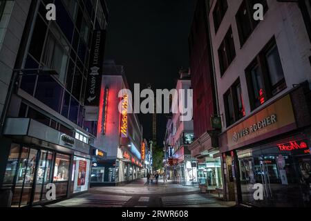 Bild der hohen Straße mit nachts geschlossenen Geschäften in Köln. Die hohe Straße ist eine Einkaufsstraße in der Kölner Altstadt Stockfoto