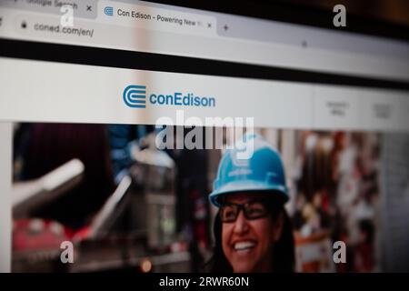 Bild eines Schilds mit dem Logo von Con Edison auf der Website für New York. Consolidated Edison, Inc., allgemein bekannt als Con Edison (stilisiert als Cone Stockfoto