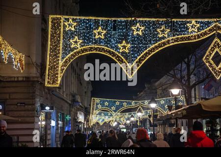 Bild der Belgrader Weihnachtsdekoration auf der Kneza Mihailova (knez mihailo) Straße bei Nacht mit einer Menge Fußgänger zu Fuß in Belgrad, Stockfoto