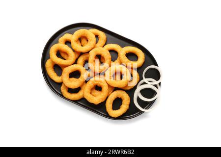 Teller mit panierten Zwiebelringen auf weißem Hintergrund Stockfoto