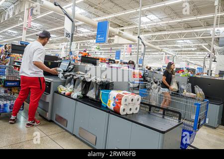 Miami Hialeah Gardens Florida, Walmart Supercenter im Innenbereich, Discount Kaufhaus, Geschäfte Geschäfte Geschäfte Kaufmannsmärkte Stockfoto