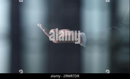 Die Hand des Mannes zeigt eine Geste mit einer Handfläche auf schwarzem Hintergrund. Stockfoto