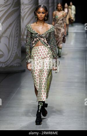 Mailand, Italien. September 2023. ETRO Frühjahr/Sommer 2024 Laufsteg während der Milan Fashion Week am 2024. September - Mailand; Italien 20/09/2023 Credit: dpa/Alamy Live News Stockfoto