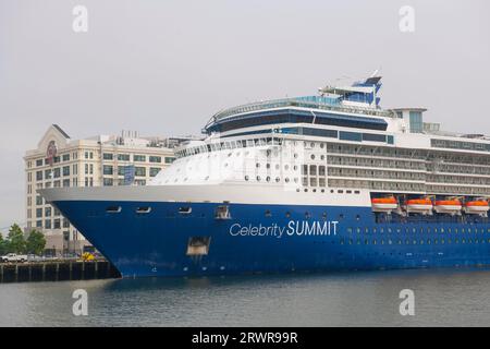 Celebrity SUMMIT by Celebrity Cruises dockt an einem nebligen Tag am Boston Cruise Port im Seaport District, der Stadt Boston, Massachusetts MA, USA. Stockfoto