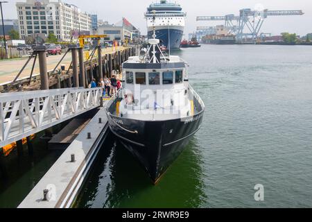Die Thompson Island Fähre NACH AUSSEN DOCKTE am Boston Cruise Port im Seaport District, Stadt Boston, Massachusetts, USA, an. Stockfoto