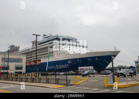 Celebrity SUMMIT by Celebrity Cruises dockt an einem nebligen Tag am Boston Cruise Port im Seaport District, der Stadt Boston, Massachusetts MA, USA. Stockfoto