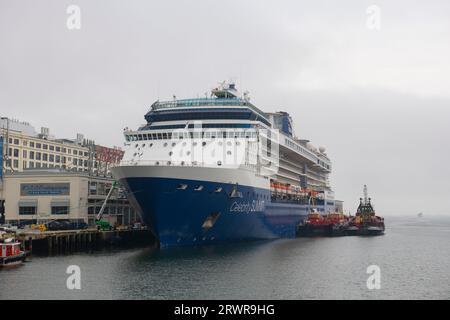 Celebrity SUMMIT by Celebrity Cruises dockt an einem nebligen Tag am Boston Cruise Port im Seaport District, der Stadt Boston, Massachusetts MA, USA. Stockfoto