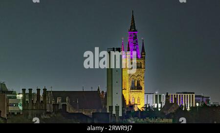 Glasgow, Schottland, Großbritannien. September 2023. Wetter in Großbritannien: Regen in der Stadt sah einen klaren Himmel in den frühen Morgenstunden, als der gotische Turm der Glasgow University am westlichen Ende beleuchtet wird Credit Gerard Ferry/Alamy Live News Stockfoto