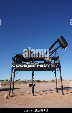 Begrüßungsschild mit Aufklebern mit Gebläsewagen in der unterirdischen Stadt coober pedy im Opalbergbau, südaustralien, australien Stockfoto