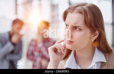 Konzentrierte, aufmerksame junge, erfahrene indische Geschäftsfrau, die auf einen Computermonitor schaut Stockfoto