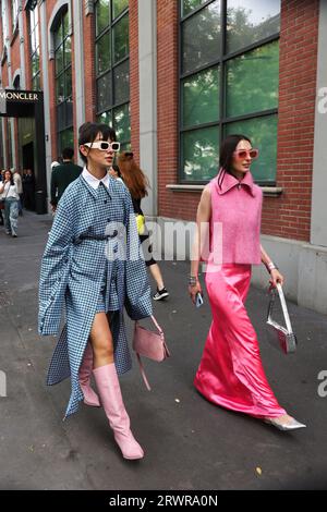 Mailand, Italien. September 2023. Modeliebhaber vor der Fendi Fashion Show. Die Mailänder Fashion Week findet vom 19. Bis 25. September 2023 in Mailand statt. Quelle: SOPA Images Limited/Alamy Live News Stockfoto