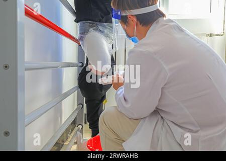 LUANNAN COUNTY, China - 13. Mai 2022: Mitarbeiter, die künstliche Gliedmaßen für Behinderte installieren, Nordchina Stockfoto