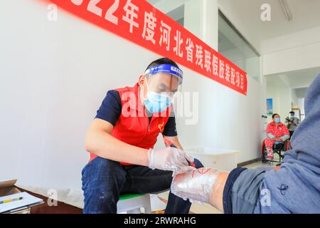 LUANNAN COUNTY, China - 13. Mai 2022: Mitarbeiter, die künstliche Gliedmaßen für Behinderte installieren, Nordchina Stockfoto