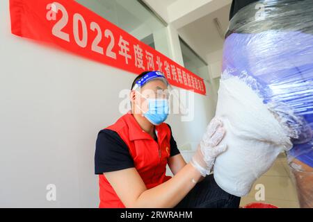 LUANNAN COUNTY, China - 13. Mai 2022: Mitarbeiter, die künstliche Gliedmaßen für Behinderte installieren, Nordchina Stockfoto