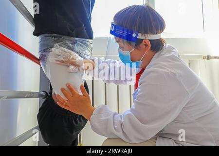 LUANNAN COUNTY, China - 13. Mai 2022: Mitarbeiter, die künstliche Gliedmaßen für Behinderte installieren, Nordchina Stockfoto