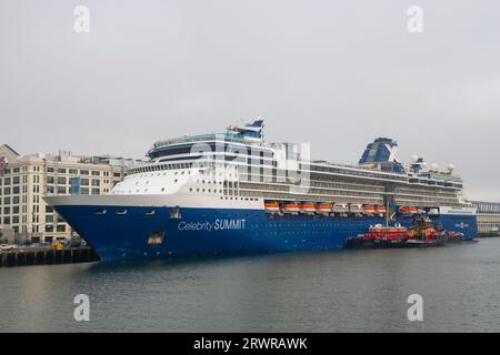 Celebrity SUMMIT by Celebrity Cruises dockt an einem nebligen Tag am Boston Cruise Port im Seaport District, der Stadt Boston, Massachusetts MA, USA. Stockfoto