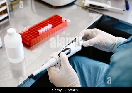 Der Techniker arbeitet an der Untersuchung der Analysenprobe in Reagenzgläsern Stockfoto