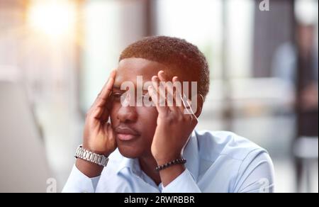 Porträt eines nachdenklichen, authentischen afroamerikanischen Mannes, der auf den Computer schaut Stockfoto