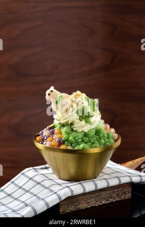 Koreanisches rasiertes Eis-Dessert mit süßen Belägen, Matcha Red Beans Bingsu Stockfoto