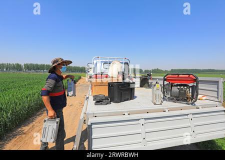 LUANNAN COUNTY, China - 16. Mai 2022: Techniker laden die Batterie des Pflanzenschutzes UAV, Nordchina Stockfoto