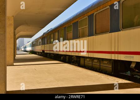 Der Zug auf Gleis 1, Aleppo Railway Station, wurde 1912 als Teil der Bahnstrecke Berlin–Bagdad eröffnet, Endstation des Simplon Orient Express in den 30er Jahren Stockfoto