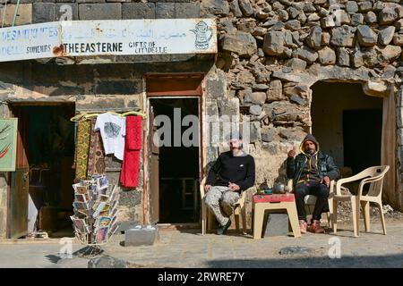 Einheimische außerhalb des römischen Theaters in Bosra, Syrien, in Gebieten, die von der Freien syrischen Armee (FSA) kontrolliert werden Stockfoto