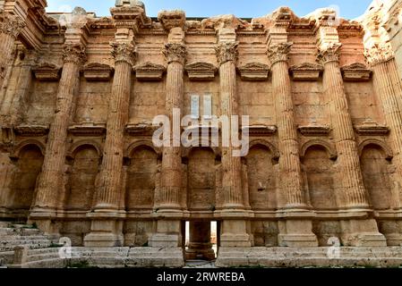 Korinthische Säulen im Tempel des Bacchus, ein Herzstück der baalbekischen römischen Runis, die Antonius Pius im 2. Jahrhundert n. Chr. im Libanon in Auftrag gab Stockfoto