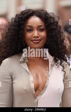 Mailand, Italien. September 2023. IZA kommt auf der Fendi Fashion Show während der Milan Fashion Week Womenswear Spring/Summer 2024 am 20. September 2023 in Mailand an. Foto von Marco Piovanotto/ABACAPRESS:COM Credit: Abaca Press/Alamy Live News Stockfoto