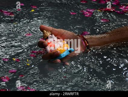 Mumbai, Indien. September 2023. Ein Devotee sah, wie er das Idol des Elefanten, den hinduistischen Gott Ganesh, in einen künstlichen Panzer eintauchte. Kleine Idole des Elefantengottes Ganesh werden in ein künstliches Becken getaucht, um die Verschmutzung des Meeres zu reduzieren und so die Umwelt zu schützen und das Festival auf umweltfreundliche Weise zu feiern. Quelle: SOPA Images Limited/Alamy Live News Stockfoto