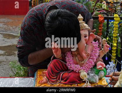 Mumbai, Indien. September 2023. Ein Devotee betet während der Feier dem Idol des Elefanten, der den hinduistischen Gott Ganesh leitet. Kleine Idole des Elefantengottes Ganesh werden in ein künstliches Becken getaucht, um die Verschmutzung des Meeres zu reduzieren und so die Umwelt zu schützen und das Festival auf umweltfreundliche Weise zu feiern. Quelle: SOPA Images Limited/Alamy Live News Stockfoto