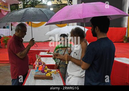 Mumbai, Indien. September 2023. Die Gläubigen beten während der Feier an das Idol des Elefanten, der den hinduistischen Gott Ganesh leitet. Kleine Idole des Elefantengottes Ganesh werden in ein künstliches Becken getaucht, um die Verschmutzung des Meeres zu reduzieren und so die Umwelt zu schützen und das Festival auf umweltfreundliche Weise zu feiern. (Foto: Ashish Vaishnav/SOPA Images/SIPA USA) Credit: SIPA USA/Alamy Live News Stockfoto