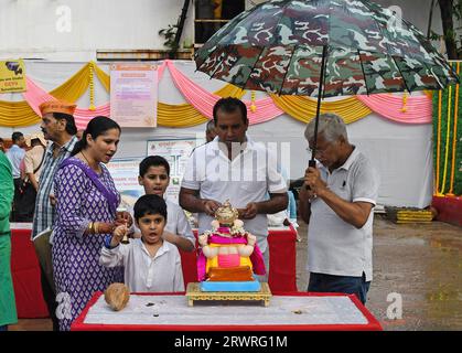 Mumbai, Indien. September 2023. Die Gläubigen beten während der Feier an das Idol des Elefanten, der den hinduistischen Gott Ganesh leitet. Kleine Idole des Elefantengottes Ganesh werden in ein künstliches Becken getaucht, um die Verschmutzung des Meeres zu reduzieren und so die Umwelt zu schützen und das Festival auf umweltfreundliche Weise zu feiern. (Foto: Ashish Vaishnav/SOPA Images/SIPA USA) Credit: SIPA USA/Alamy Live News Stockfoto