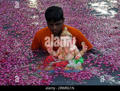 Mumbai, Indien. September 2023. Ein Devotee trägt das Idol des Elefantengottes Ganesh zum Eintauchen in einen künstlichen Panzer. Kleine Idole des Elefantengottes Ganesh werden in ein künstliches Becken getaucht, um die Verschmutzung des Meeres zu reduzieren und so die Umwelt zu schützen und das Festival auf umweltfreundliche Weise zu feiern. (Foto: Ashish Vaishnav/SOPA Images/SIPA USA) Credit: SIPA USA/Alamy Live News Stockfoto