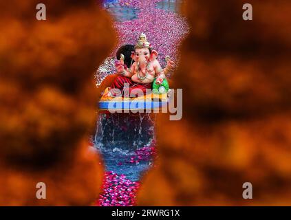 Mumbai, Indien. September 2023. Ein Devotee trägt das Idol des Elefantengottes Ganesh zum Eintauchen in einen künstlichen Panzer. Kleine Idole des Elefantengottes Ganesh werden in ein künstliches Becken getaucht, um die Verschmutzung des Meeres zu reduzieren und so die Umwelt zu schützen und das Festival auf umweltfreundliche Weise zu feiern. (Foto: Ashish Vaishnav/SOPA Images/SIPA USA) Credit: SIPA USA/Alamy Live News Stockfoto