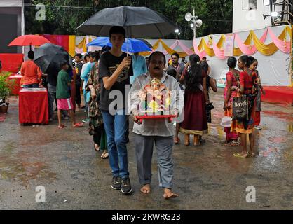 Mumbai, Indien. September 2023. Ein Devotee, der das Idol des Elefanten trug, führte den hinduistischen Gott Ganesh während der Feier an. Kleine Idole des Elefantengottes Ganesh werden in ein künstliches Becken getaucht, um die Verschmutzung des Meeres zu reduzieren und so die Umwelt zu schützen und das Festival auf umweltfreundliche Weise zu feiern. (Foto: Ashish Vaishnav/SOPA Images/SIPA USA) Credit: SIPA USA/Alamy Live News Stockfoto