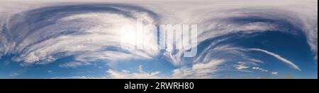 Blauer Sommerhimmel mit hellen Cirrus-Wolken. Nahtloses 360-Panorama mit HDR 360. Vollständiges Zenit oder Himmelskuppel für 3D-Visualisierung, Himmelsersatz Stockfoto