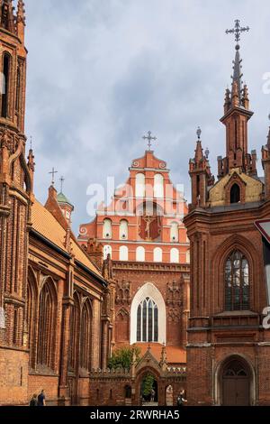 VILNIUS, LITAUEN - 15. JUNI 2023: Römisch-katholische Kirche St. Franziskus und St. Bernard und St. Annes Kirche. Berühmte römisch-katholische Kirchen. Importieren Stockfoto