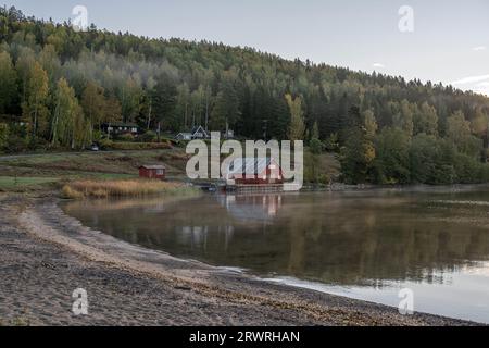 Schwedische Häuser und Berge am Meer auf dem campingplatz skuleberget Camping Caravan Camping in Hoga Kusten Schweden. Stockfoto