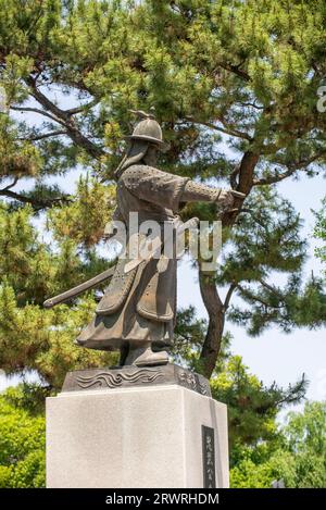 Seitenansicht der Statue von General Sijin Kim, Jinju, Korea Stockfoto