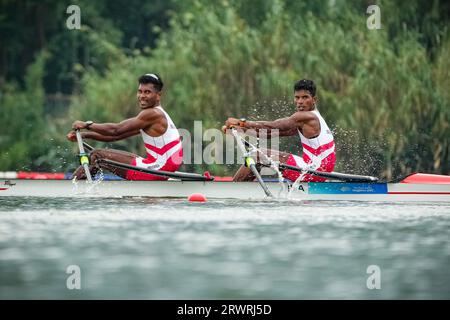 Hangzhou, chinesische Provinz Zhejiang. September 2023. Ihram (R) und Memo of Indonesia treten während der Men's Double Sculls Repechage of Ruwing bei den 19. Asienspielen in Hangzhou in der ostchinesischen Provinz Zhejiang am 21. September 2023 an. Quelle: Jiang Han/Xinhua/Alamy Live News Stockfoto