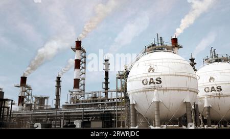 Gas- oder Benzin- oder LNG-Speichertanks in Raffinerie oder Verarbeitungsanlage, fiktiv - industrielles 3D-Rendering Stockfoto