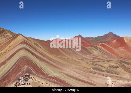 Ein Panoramablick mit einigen Touristen auf den Hintergrund des Regenbogenbergs in Cusco, Peru Stockfoto